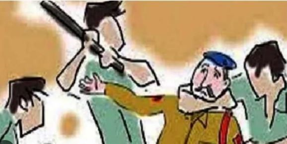 जबलपुर में अवैध शराब पकडऩे गए दो पुलिस कर्मियों को ग्रामीणों ने बंधक बनाया, थाना का घेराव कर अवैध वसूली के लगाए आरोप
