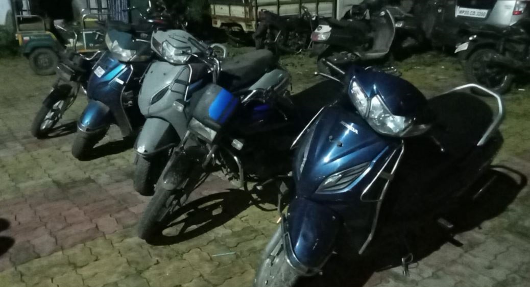 जबलपुर में हनुमानताल पुलिस ने पकड़ा शातिर चोर तोता, नाबालिग साथी की मदद से चोरी करता रहा दो पहिया वाहन