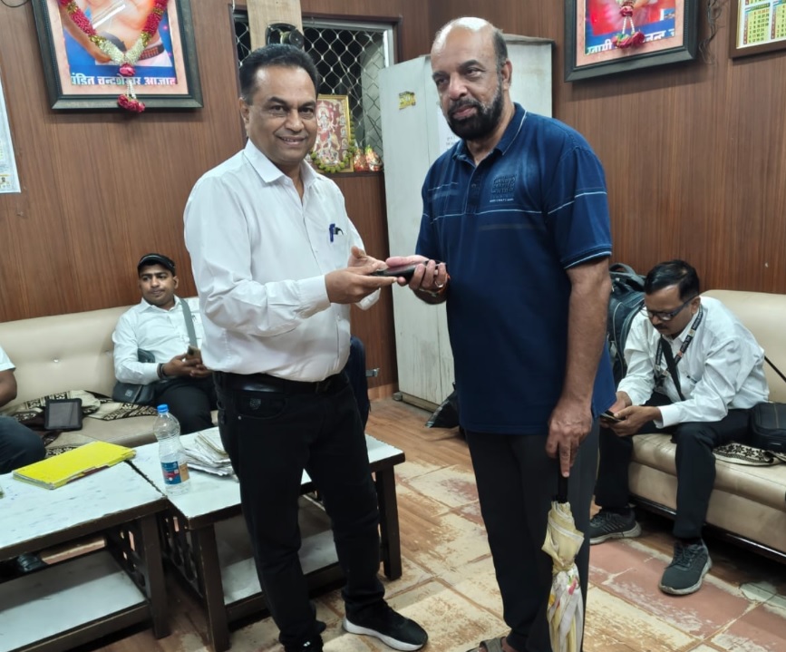 जबलपुर: कर्तव्यनिष्ठ ट्रेन कंडक्टर की ईमानदारी से यात्रियों को मिला खोया सामान, राजकोट एक्सप्रेस की घटना