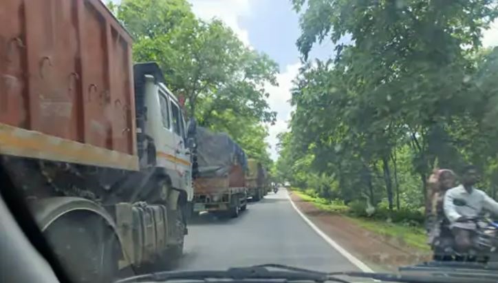 दमोह से जबलपुर आ रहा ट्रक कटंगी रोड पर कार को बचाने के चक्कर में  पलटा, सड़क पर बिखरा कोयला, केबिन में फंसे ड्राइवर-कंडेक्टर