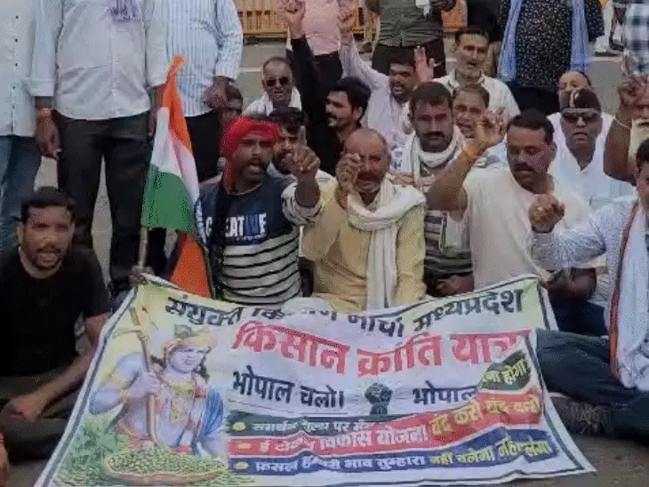 एमपी : किसानों का भोपाल में अर्धनग्न प्रदर्शन, बैरिकेड तोड़ी, सीएम हाउस के रास्ते पर कड़ी सुरक्षा, सद्बुद्धि यज्ञ किया