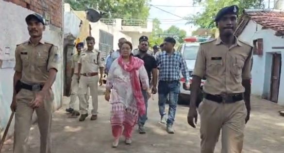 ग्वारीघाट क्षेत्र में पकड़े गए अवैध कारोबारियों का पुलिस ने निकाला जुलूस, बरामद की 7 पेटी शराब