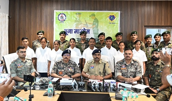 CG: 49 लाख के इनामी 8 नक्सलियों ने किया आत्मसमर्पण, सुरक्षा एजेंसियों ने बताया बड़ी सफलता
