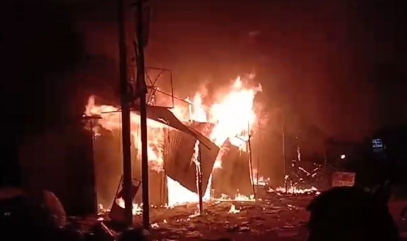 रायपुर के तेलीबांधा में आधी रात भीषण अग्निकांड: बार समेत 4 दुकानें खाक, 6 वाहन जले