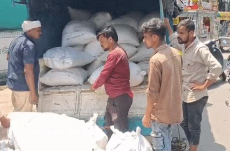 जबलपुर के घमापुर क्षेत्र में खाद्य विभाग की टीम ने पकड़ा पीडीएस का अनाज, मिनीट्रक में लोड थी गेंहू-चावल की 50 बोरी