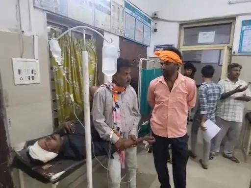 दमोह में सड़क में बैठे मवेशियों से टकराये बाइक सवार, 2 घायल, 1 गंभीर, जबलपुर रेफर