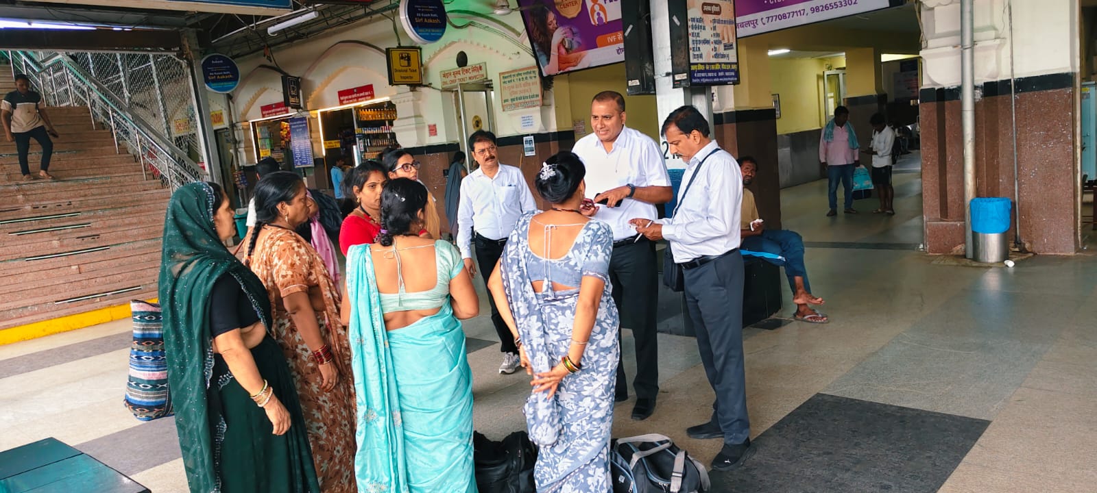 जबलपुर रेलवे स्टेशन की किलाबंदी: टिकट जांच कर्मियों, RPF-GRP ने चलाया चैकिंग अभियान, यात्रियों में मची हड़कम्प