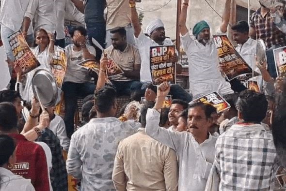 जबलपुर में कांग्रेसियों ने भाजपा के संभागीय कार्यालय का घेराव कर किया प्रदर्शन, पुलिस ने बैरीकेट लगाकर रोका, किया वॉटर कैनन का उपयोग