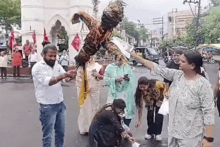 जबलपुर में कंगना रनौत के खिलाफ भड़का आक्रोश, छात्राओं ने प्रदर्शन कर पुतला फूंका