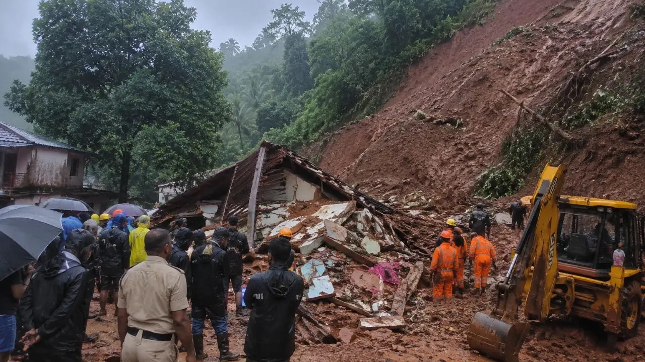 कर्नाटक : शिवमोगा में भारी बारिश से बड़ा हादसा, लैंडस्लाइड में एक ही परिवार के 3 लोगों की मौत