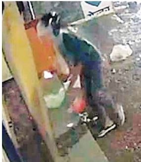 जबलपुर के बिलहरी क्षेत्र में हैलमेट पहनकर आए कार सवार, दुकानों के सामने रख दी तंत्र विद्या की सामग्री