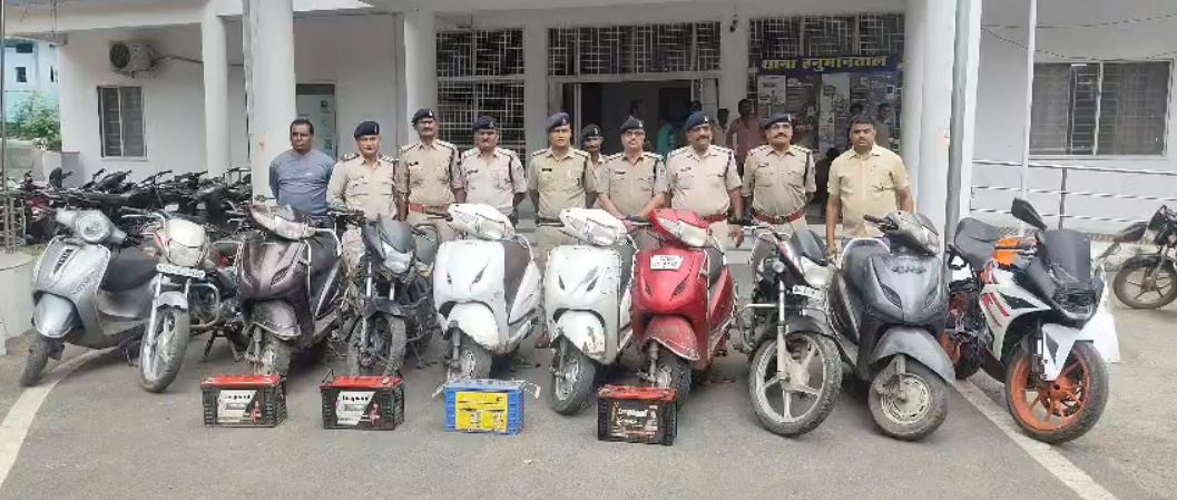जबलपुर में पकड़े गए शातिर वाहन चोर, पलक झपकते ही चोरी कर लेते थे बाइक, 10 दो पहिया, 4 बैटरी बरामद