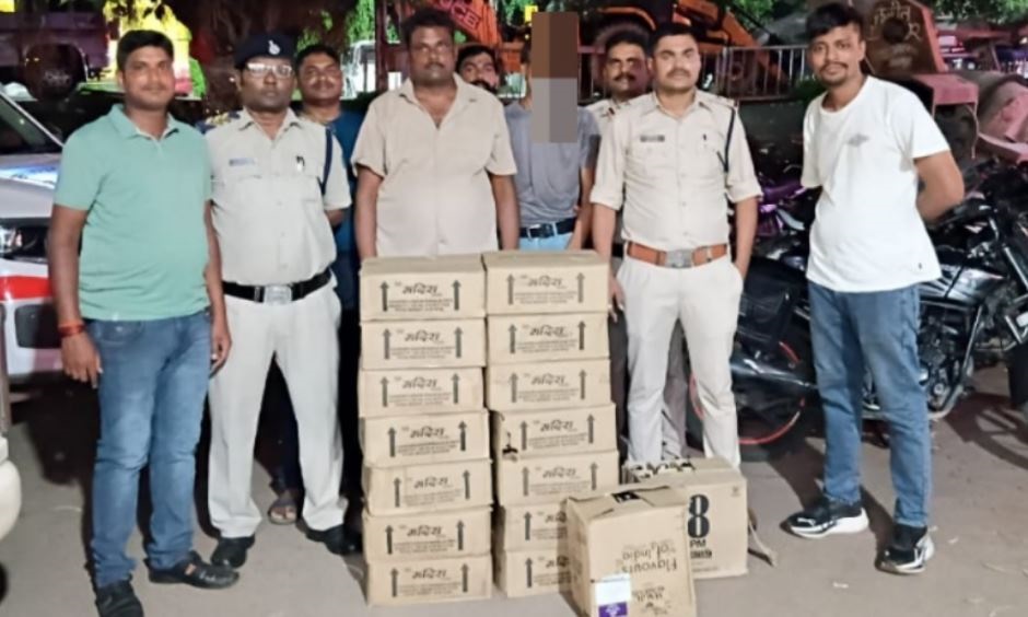 जबलपुर की पिगरी टपरिया बस्ती गोराबाजार में पुलिस की दबिश, लाखों रुपए की शराब  की जब्त, 