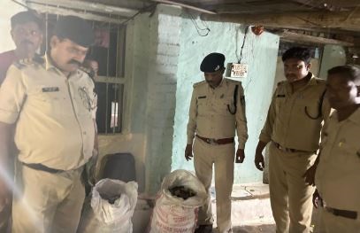 जबलपुर में पुलिस को देखते ही शराब से भरी बोरियां छोड़कर भागा अवैध कारोबारी, 