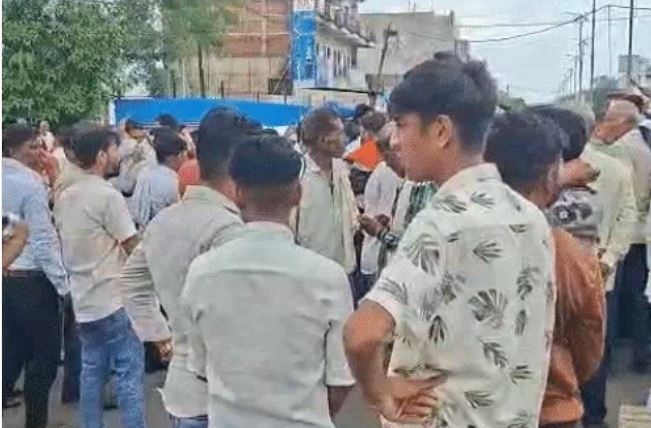 जबलपुर में शहपुरा पुल बंद होने से भड़का आक्रोश, पाटन चौराहा पर चकाजाम कर प्रदर्शन, 