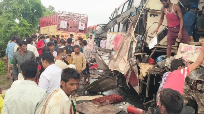 ग्वालियर-इटावा हाईवे पर डंपर और गैस वाहन से टकराकर पलटी स्लीपर बस, एक महिला की मौत, कई घायल