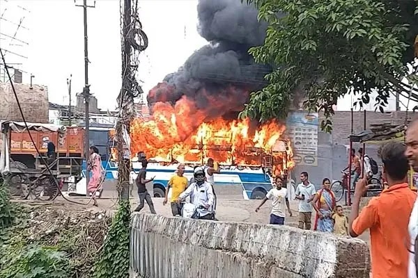 बिहार: पटना में युवक की मौत पर मचा बवाल, उग्र भीड़ ने फूंकी पुलिस की गाडिय़ां, पत्रकारों पर हमला