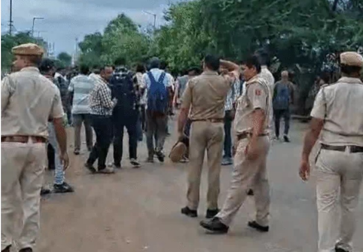 राजस्थान: पानी की टंकी पर चढ़े नर्सिंगकर्मियों ने आत्महत्या की चेतावनी दी, नीचे संविदाकर्मियों की भारी भीड़