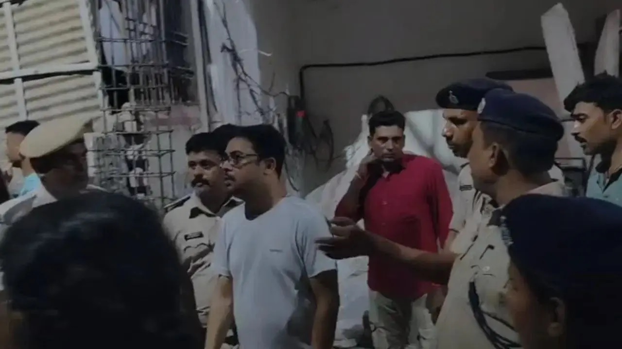 बिहार: फर्जी आईएएस, खुद को डोभाल का एजेंट बताने वाला गिरफ्तार, कई एटीएम, दस्तावेज भी मिले 