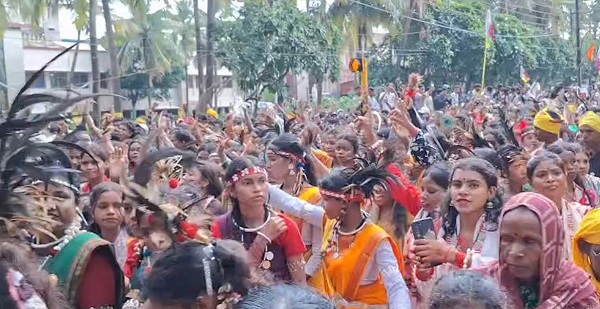 बिलासपुर में विश्व आदिवासी दिवस पर भव्य रैली: पारंपरिक वेशभूषा में दिया पर्यावरण व संस्कृति संरक्षण का संदेश