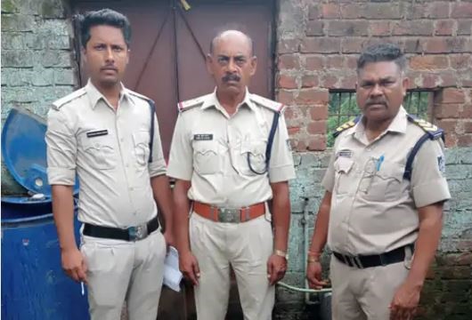 जबलपुर के खितौला में अवैध शराब के ठिकानों पर आबकारी विभाग की दबिश, मची भगदड़, अफरातफरी