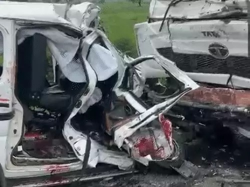 एमपी: महाकाल के दर्शन कर गुजरात लौटते वक्त ट्राले ने वैन को टक्कर मारी, 6 लोगों की दर्दनाक मौत