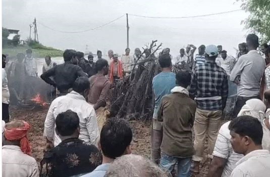 जबलपुर के कोनी कलां में सड़क किनारे अंतिम संस्कार, ग्रामीणों ने कहा, मुक्तिधाम के लिए जमीन नहीं