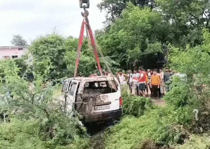 एमपी: उफनते नाले में बही कार, दो बच्चों समेत 7 शव बरामद, 11 लोग सवार थे, 2 बचे, रेस्क्यू ऑपरेशन जारी 