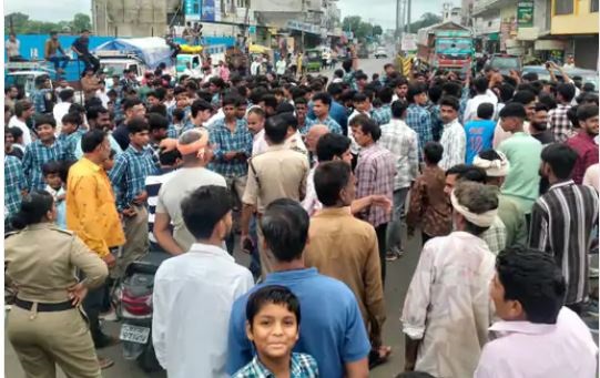 जबलपुर में सांदीपनी स्कूल को शिफ्ट करने के विरोध में उतरे छात्र, जबलपुर-दमोह मार्ग पर किया जाम