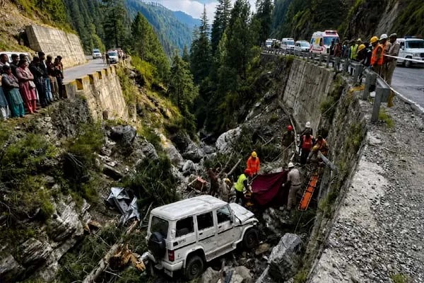 हिमाचल के सिरमौर में गहरी खाई में गिरी बोलेरो, 4 लोगों की मौके पर दर्दनाक मौत, 5 गंभीर