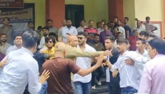 जबलपुर आरडीवीवी में छात्रों और कुलगुरु के करीबियों के बीच टकराव, एक दूसरे के साथ जमकर की मारपीट