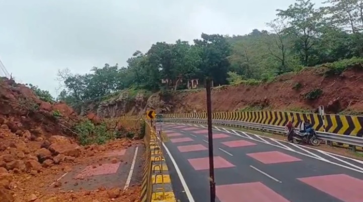 एनएच-45 पर देर रात बड़ा हादसा टला, पहाड़ का हिस्सा सड़क पर गिरने से भोपाल-जबलपुर मार्ग थमा