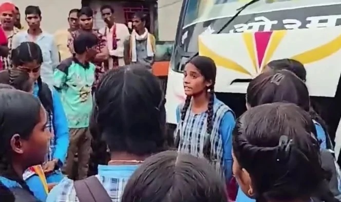 एमपी: विदिशा में किराया बढ़ोतरी के विरोध में छात्राओं ने बस रोककर किया प्रदर्शन, प्रशासन के हस्तक्षेप से पुरानी दरें बहाल