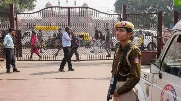 दिल्ली में 15 अगस्त से पहले लालकिला, आईजीआई एयरपोर्ट समेत 6 जगहों को बम से उड़ाने की धमकी, मचा हड़कंप, सुरक्षा कड़ी