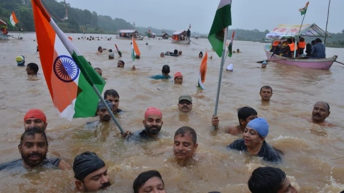 जबलपुर : उफनतीं नर्मदा की लहरों के बीच, जिलहरीघाट से तिलवाराघाट तक 200 तैराकों ने निकाली तिरंगा यात्रा