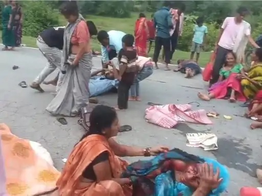 एमपी: ट्रैक्टर-ट्रॉली पलटी, 31 श्रद्धालु घायल, मैहर से दर्शन कर लौट रहे थे ग्रामीण, कालिंजर घाटी पर हादसा