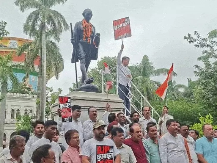 गांधी प्रतिमा स्थल पहुंचे कांग्रेसी, रामधुन गाया, कहा- मल्लिकार्जुन खडग़े के मंच का शुद्धिकरण करना दलितों का अपमान