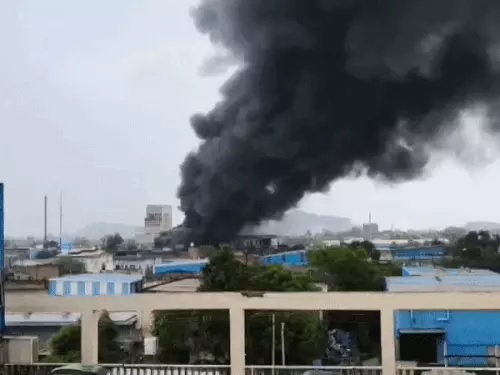 राजस्थान के अलवर में तेल पैकिंग फैक्ट्री में लगी भीषण आग, आस-पास की फैक्ट्रियों को करवाया खाली