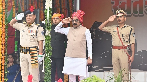 बारिश के बीच जबलपुर में शान से लहराया तिरंगा, मंत्री राकेश सिंह ने ली परेड की सलामी, विकास की तस्वीर भी सामने आई