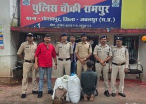 जबलपुर की मांडवा बस्ती में पुलिस की दबिश से मची भगदड़, घेराबंदी में पकड़ा गया अवैध कारोबारी