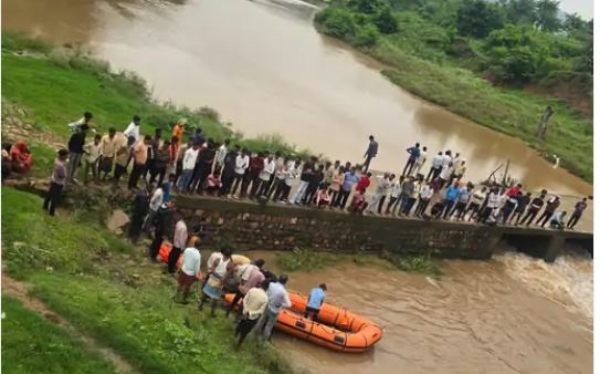 जबलपुर के सिहोरा में कार नदी में बहा बालक प्रिंशु, एसडीआरएफ की टीमें तलाश में जुटी 
