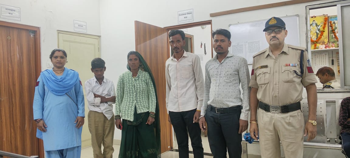 सिवनी से घर वालों से नाराज होकर भागा बालक मदन महल रेलवे स्टेशन में जीआरपी को मिला, घर वालों को सुरक्षित सौंपा