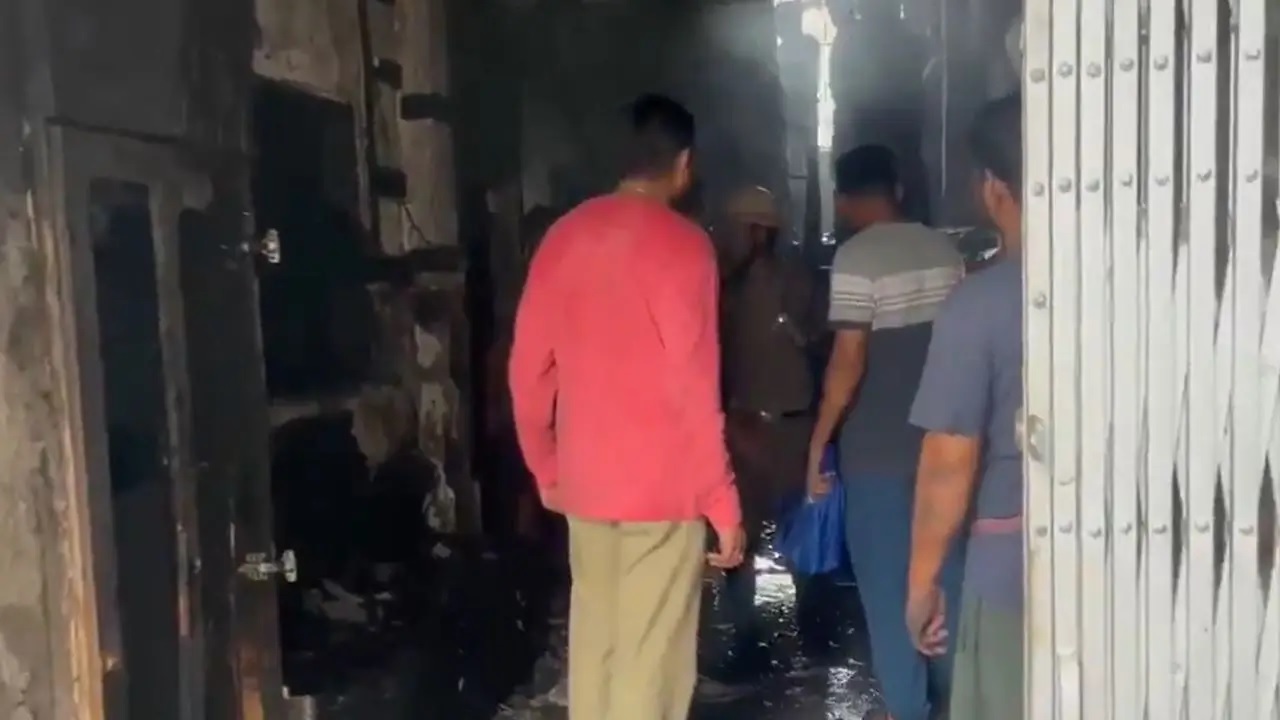 पश्चिम बंगाल के बीरभूम में तारापीठ मंदिर के पास होटल में लगी आग, 7 लोगों की जलकर मौत, एक दर्जन गंभीर