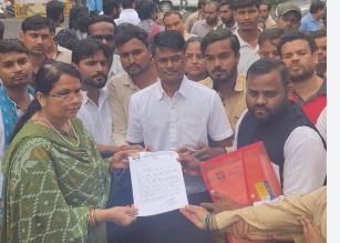 जबलपुर में आउटसोर्स कर्मचारियों ने अपनी मांगों को लेकर किया प्रदर्शन,  समय पर वेतन और रोजगार सुरक्षा की मांग