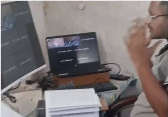 सोशल मीडिया व्यू के लिए घर में बना लिया फर्जी कोर्ट, जस्टिस स्क्रीन लगाकर करता बहस, खुद को बताता था बड़ा वकील, हाईकोर्ट ने पकड़वाया