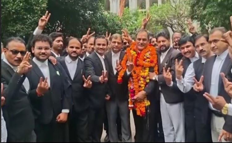 एमपी हाईकोर्ट बार चुनाव में कांटे की टक्कर के बीच मृगेन्द्र सिंह अध्यक्ष,  असीम त्रिवेदी सचिव ने जीत हासिल की 