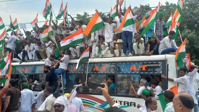 बिहार: तेजस्वी यादव को पुलिस ने हिरासत में लिया, बस की छत पर चढ़े राजद कार्यकर्ता, भाजपा ऑफिस के बाहर नारेबाजी