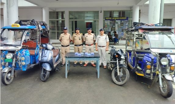 जबलपुर में पुलिस ने पकड़े शातिर चोर, लूटे गए मोबाइल फोन, दो ई-रिक्शा, बाइक, एक्सिस गाड़ी जब्त
