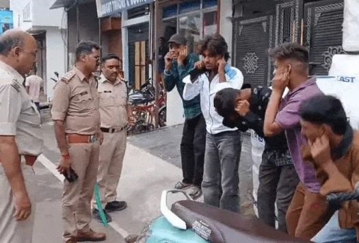 जबलपुर में अब गर्ल्स स्कूलों के आसपास घूमने वाले छिछोरों की खैर नहीं, रांझी पुलिस ने पकड़कर लगवाई उठक-बैठक