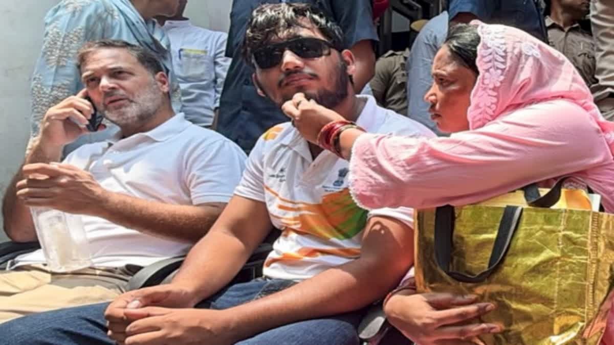 दिल्ली में राहुल गांधी के साथ प्रियंका भी थाने में धरने पर बैठीं, पैलेट गन मामले में एफआईआर की मांग